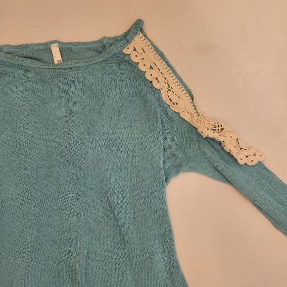 Adorable bohemian lace shoulder cut-out knitted long sleeve in arctic blue 🩵 - Picture 7 of 16
